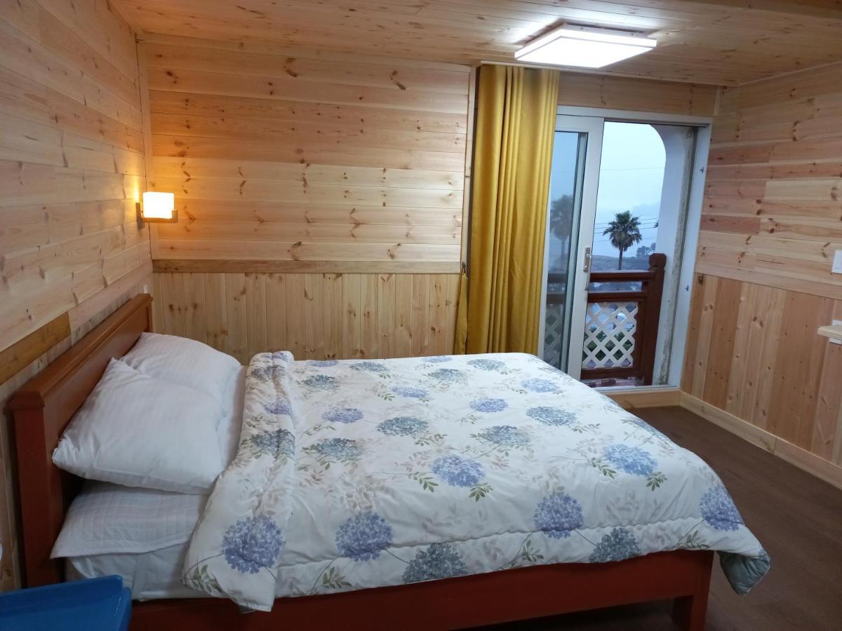 Good Day Pension Seogwipo Bagian luar foto
