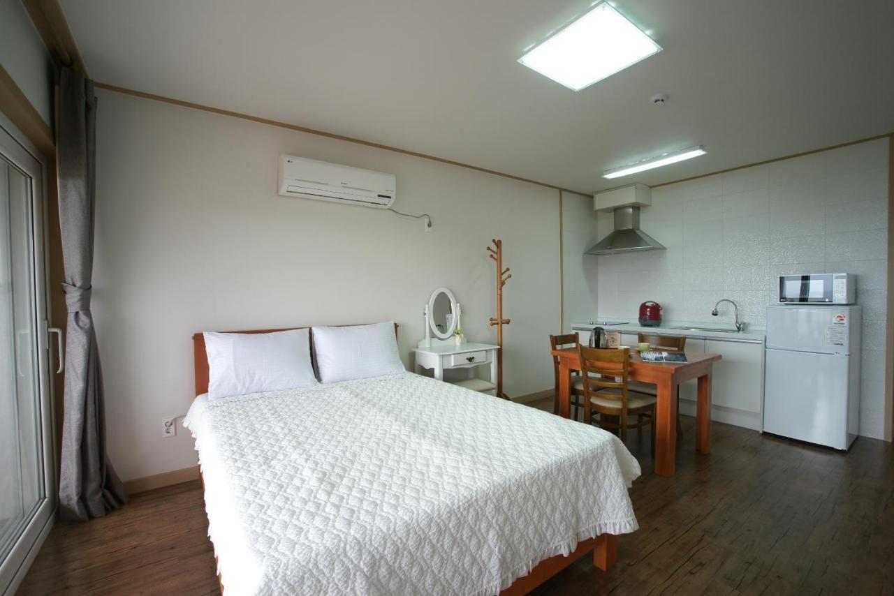Good Day Pension Seogwipo Bagian luar foto