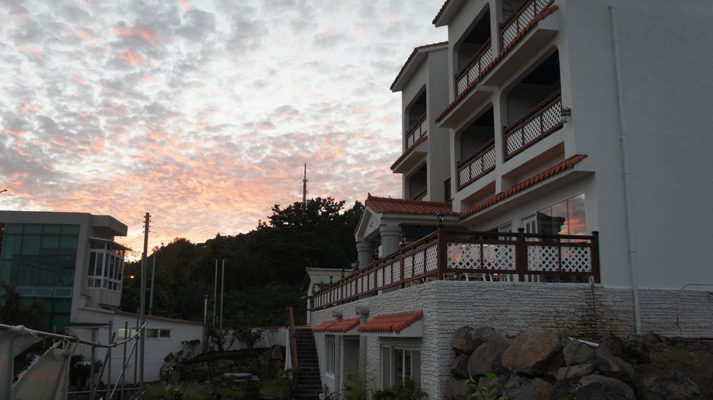 Good Day Pension Seogwipo Bagian luar foto